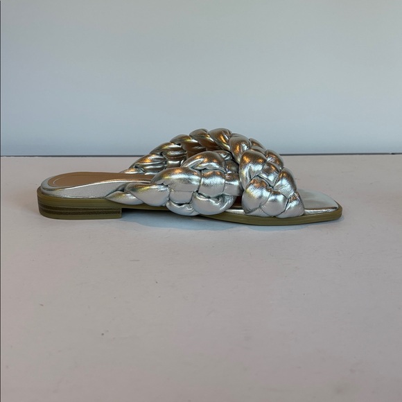 NWOT Vionic Kalina in Silver. Size 8 - Picture 5 of 6